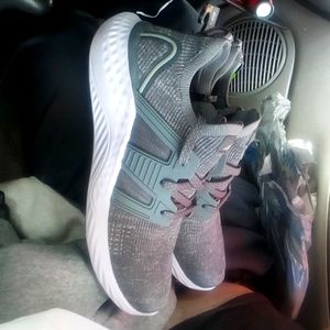 Men's Athletic Shoes👟 AVIA Size:9 1/2   Color: Grey & White